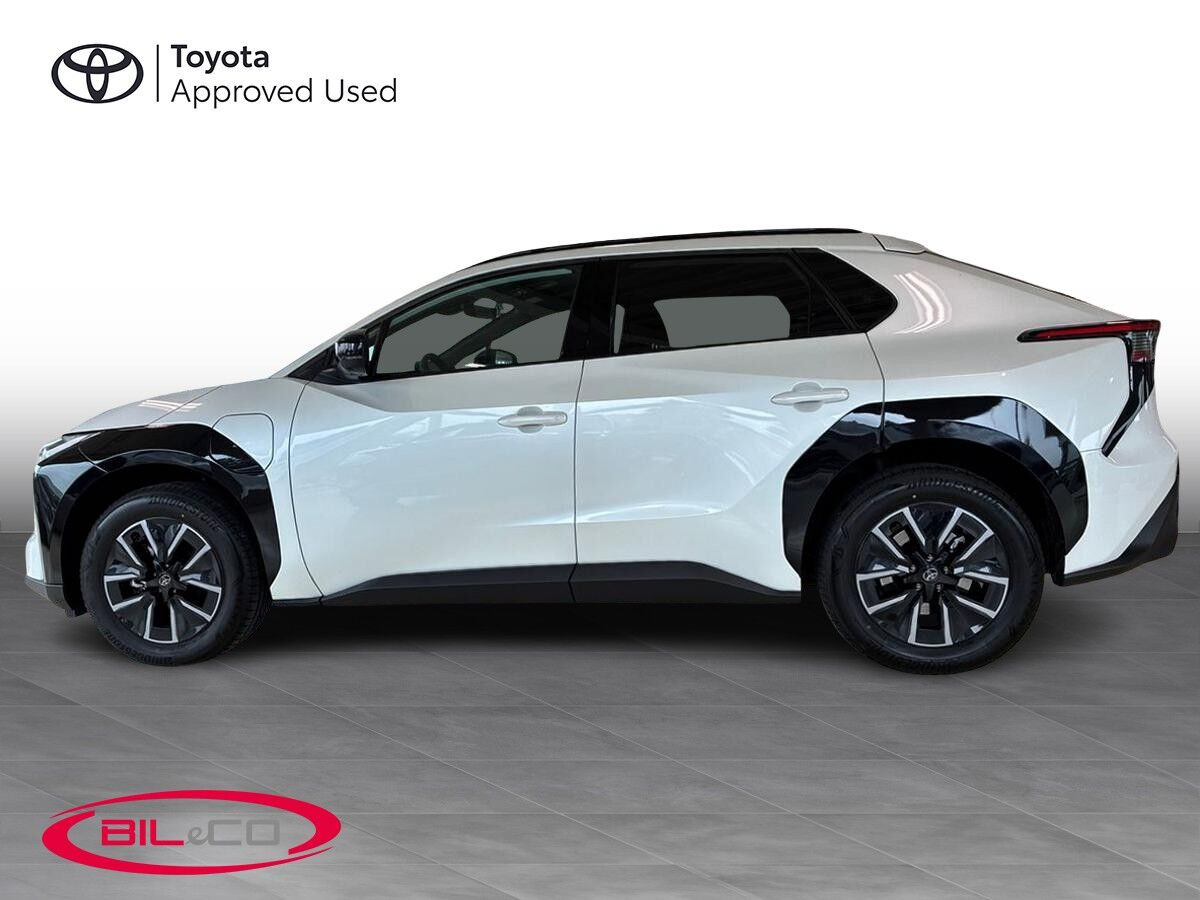 Hvid Toyota BZ4X fra 2026