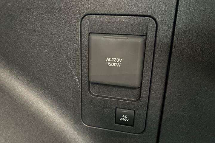 Hvid Toyota BZ4X fra 2026