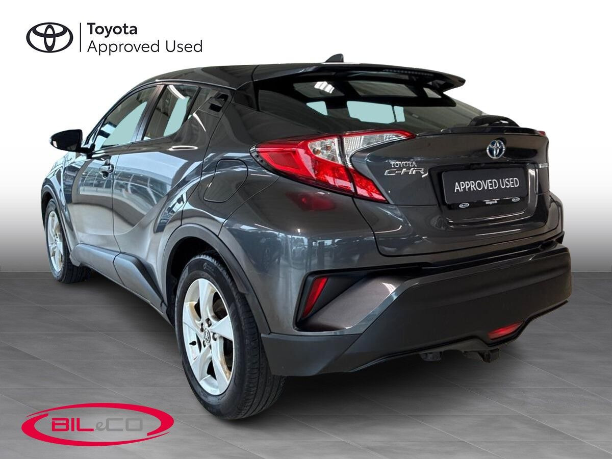Grå Toyota C-HR fra 2018