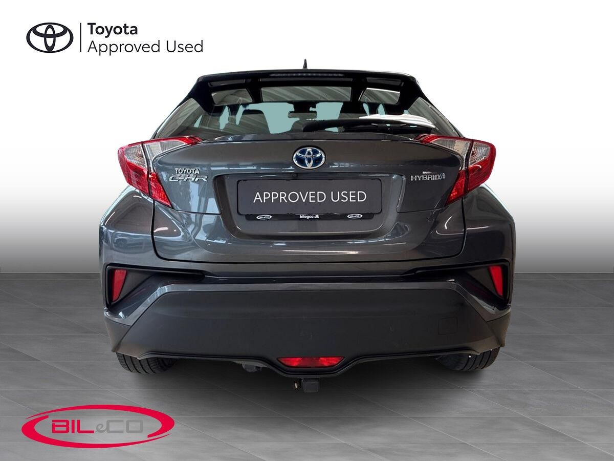 Grå Toyota C-HR fra 2018