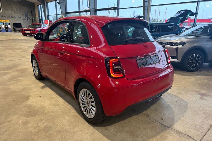 Rød Fiat 500e fra 2024