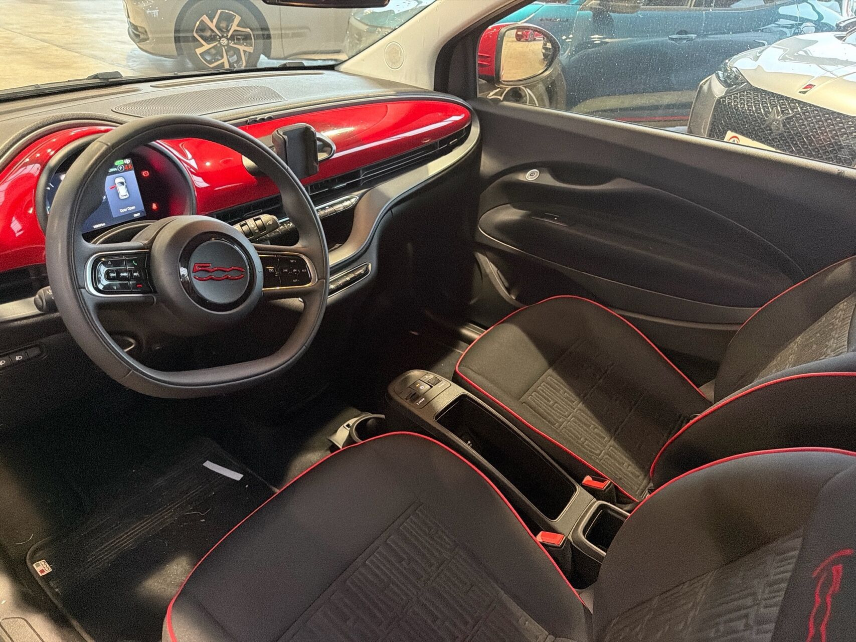 Rød Fiat 500e fra 2024