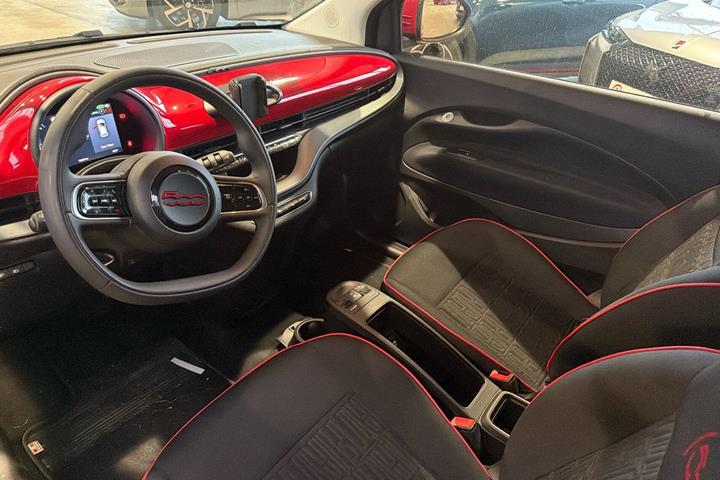 Rød Fiat 500e fra 2024