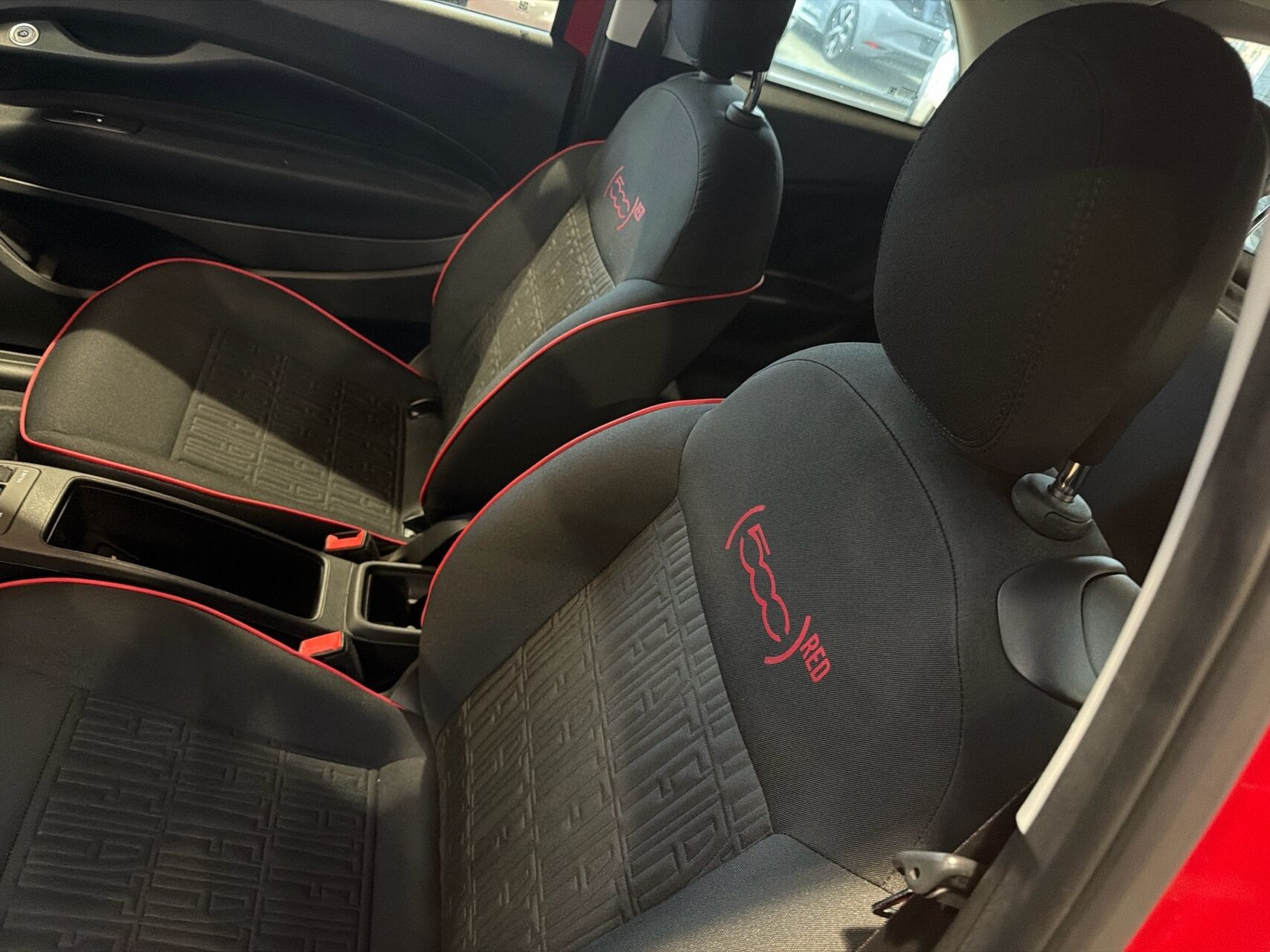Rød Fiat 500e fra 2024