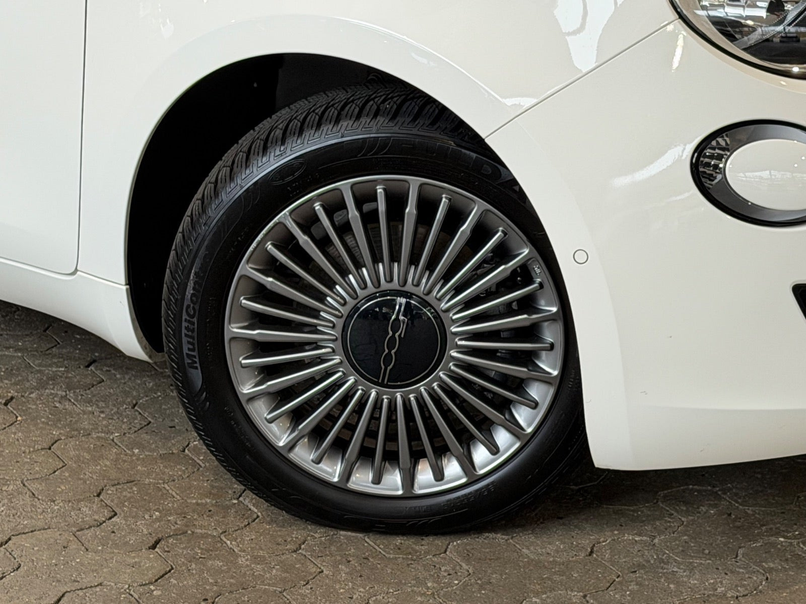 Hvid Fiat 500e fra 2024