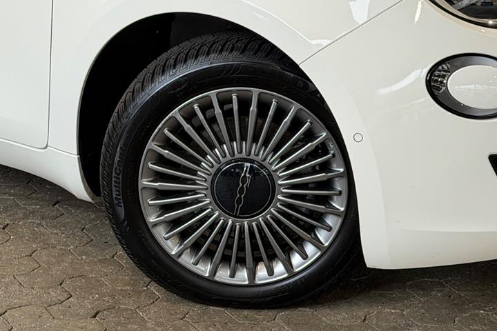 Hvid Fiat 500e fra 2024