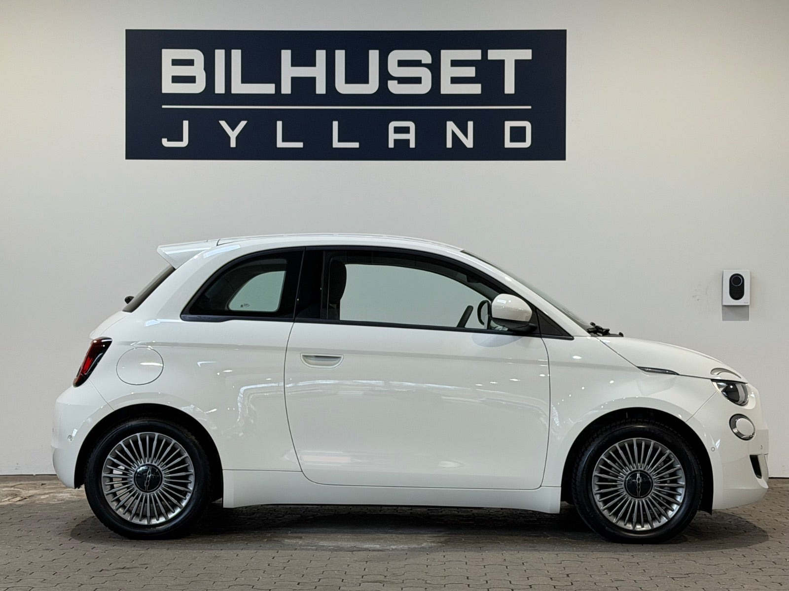 Hvid Fiat 500e fra 2024