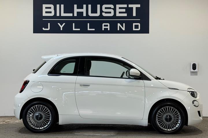 Hvid Fiat 500e fra 2024