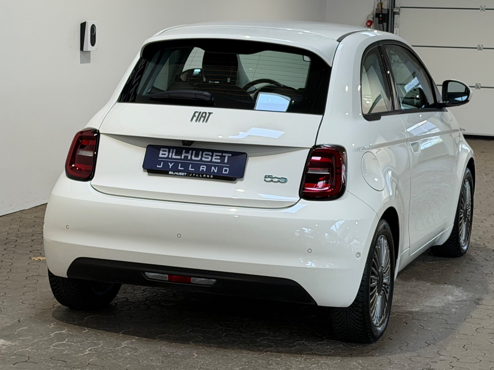 Hvid Fiat 500e fra 2024
