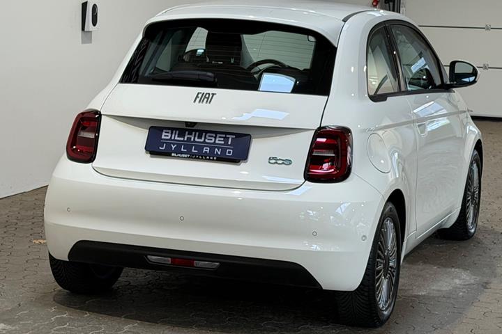 Hvid Fiat 500e fra 2024