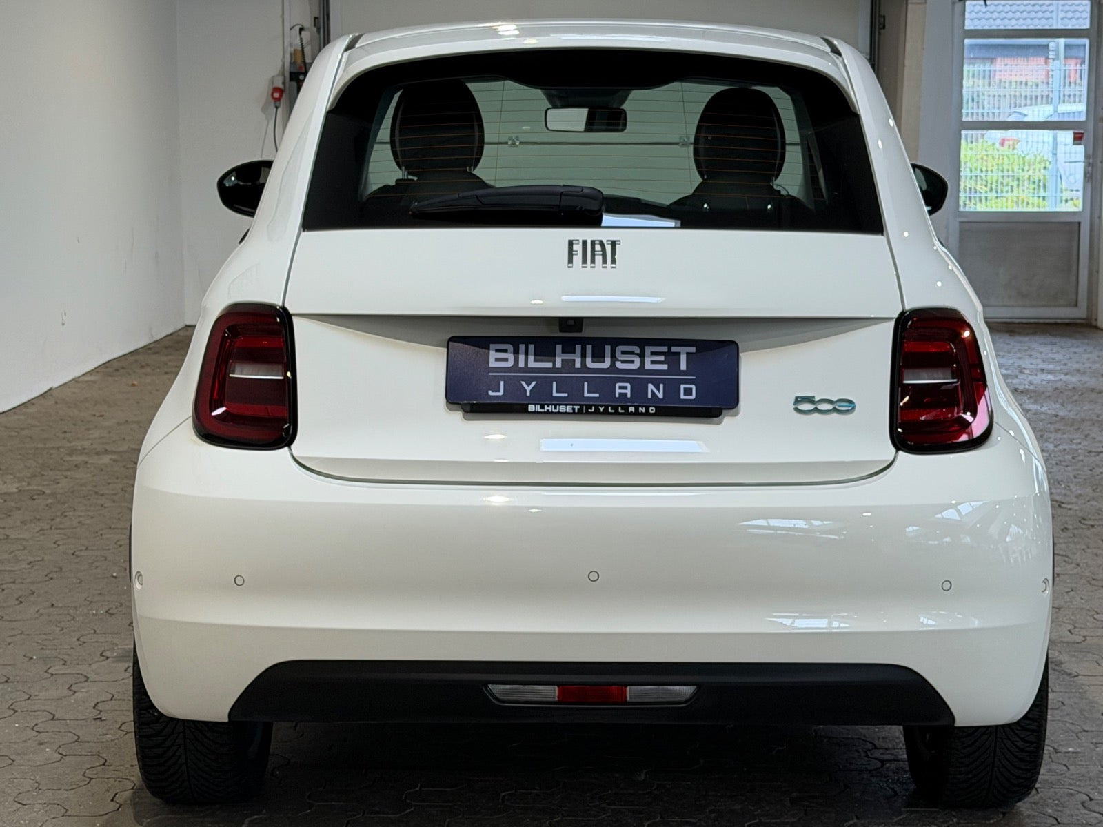 Hvid Fiat 500e fra 2024