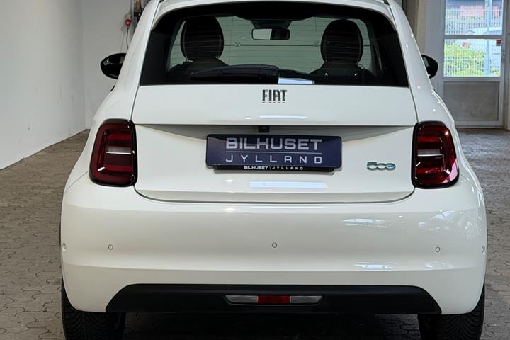 Hvid Fiat 500e fra 2024