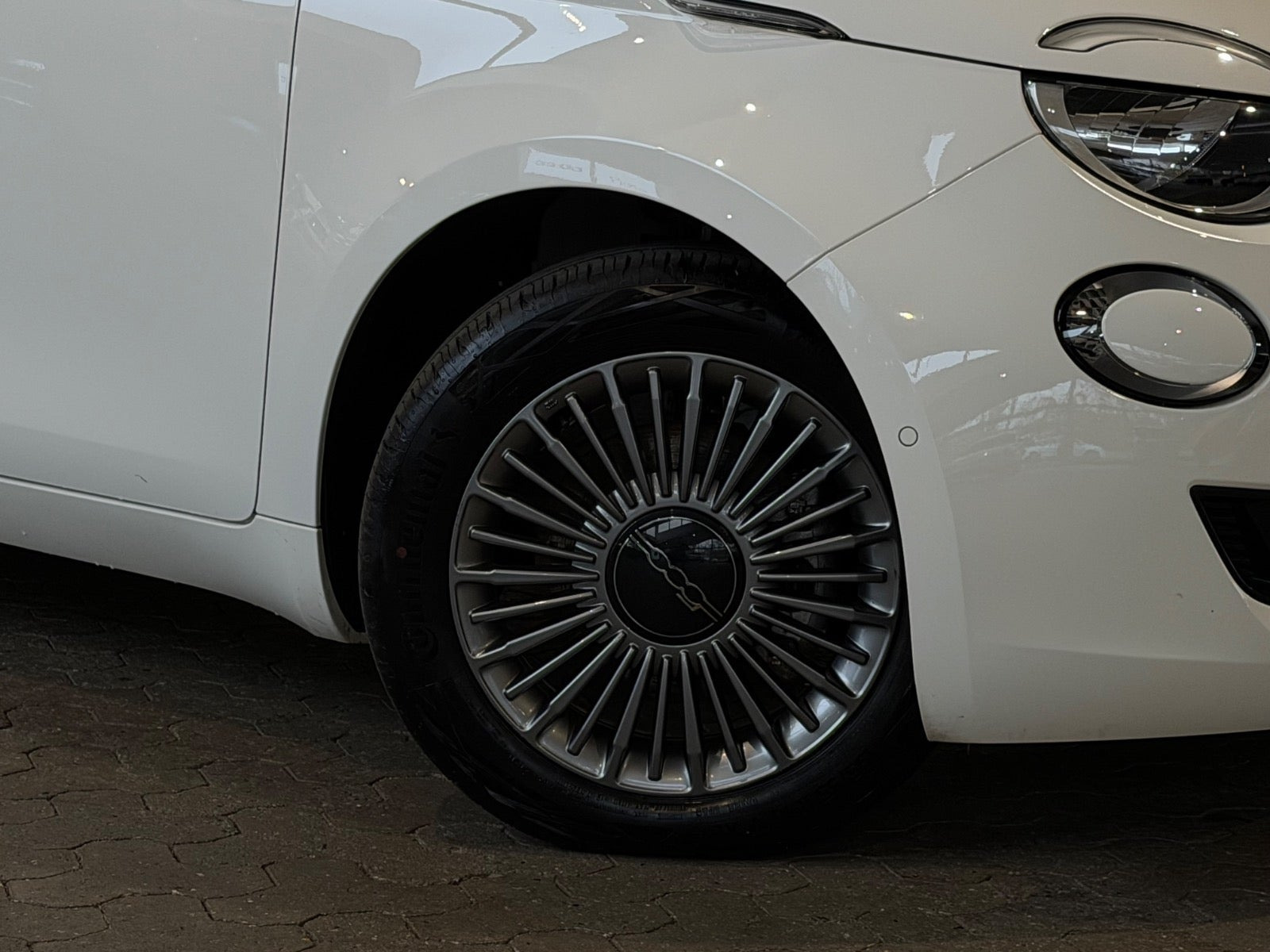 Hvid Fiat 500e fra 2024