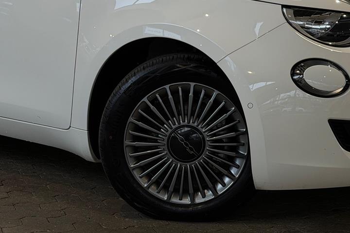Hvid Fiat 500e fra 2024