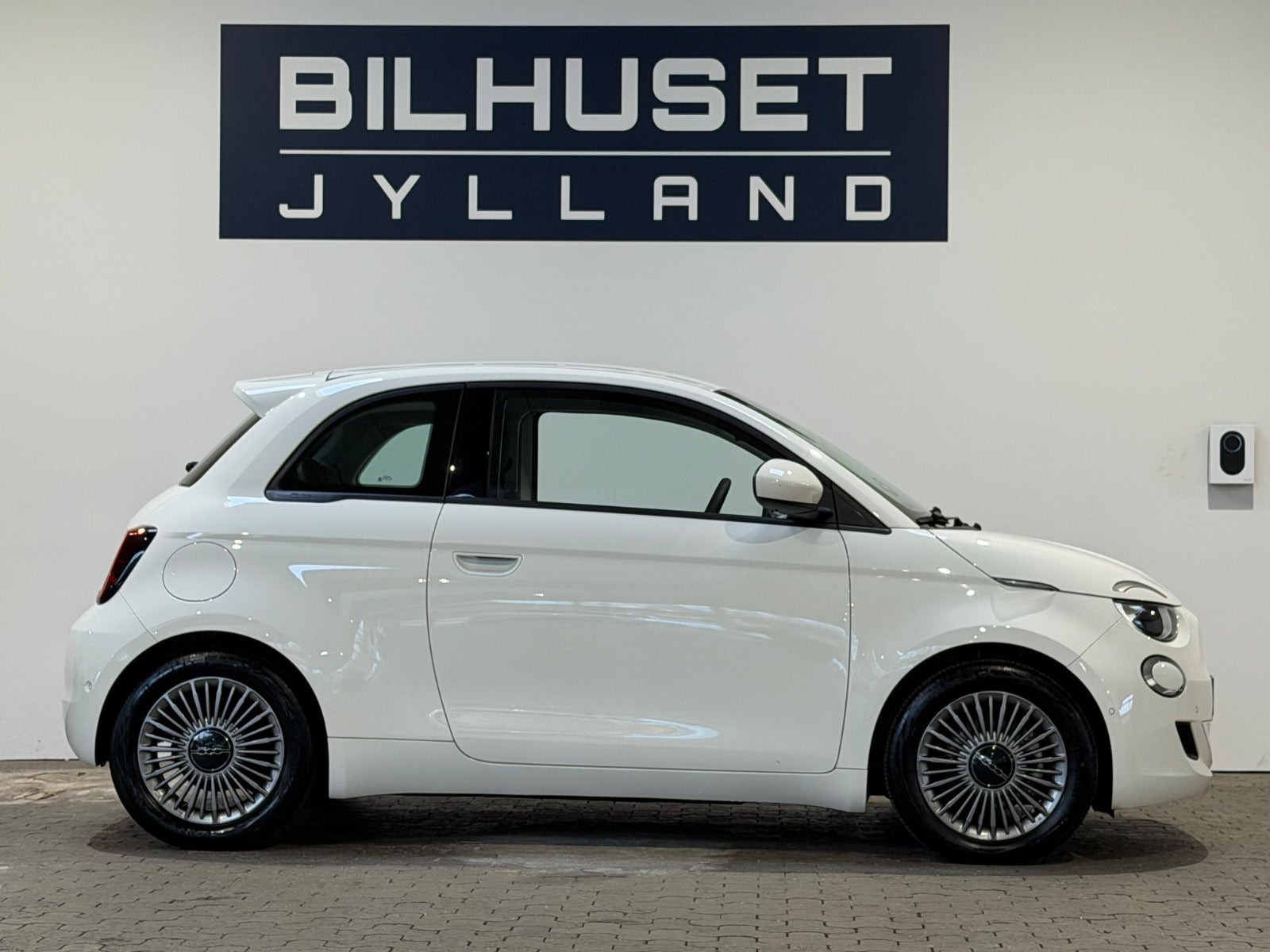 Hvid Fiat 500e fra 2024