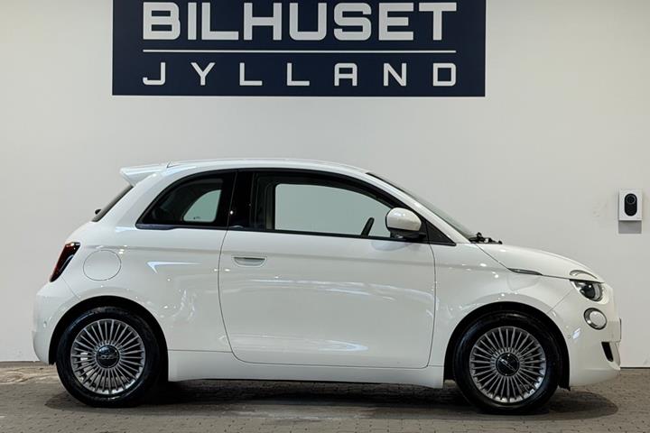Hvid Fiat 500e fra 2024