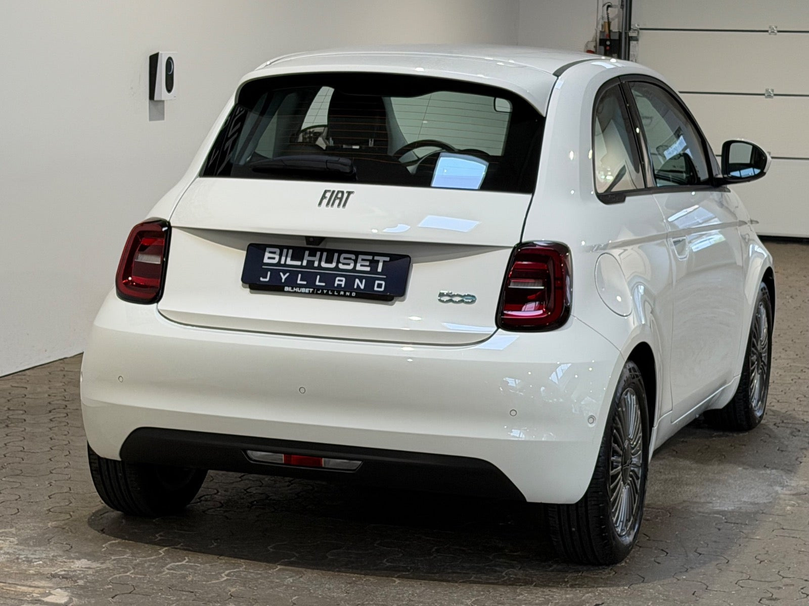 Hvid Fiat 500e fra 2024
