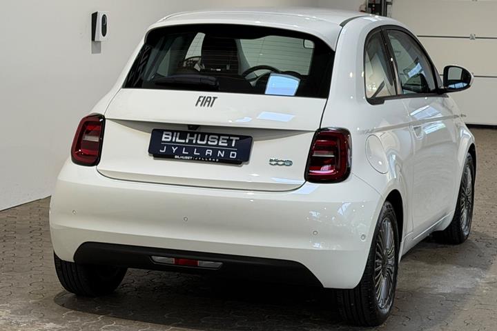 Hvid Fiat 500e fra 2024