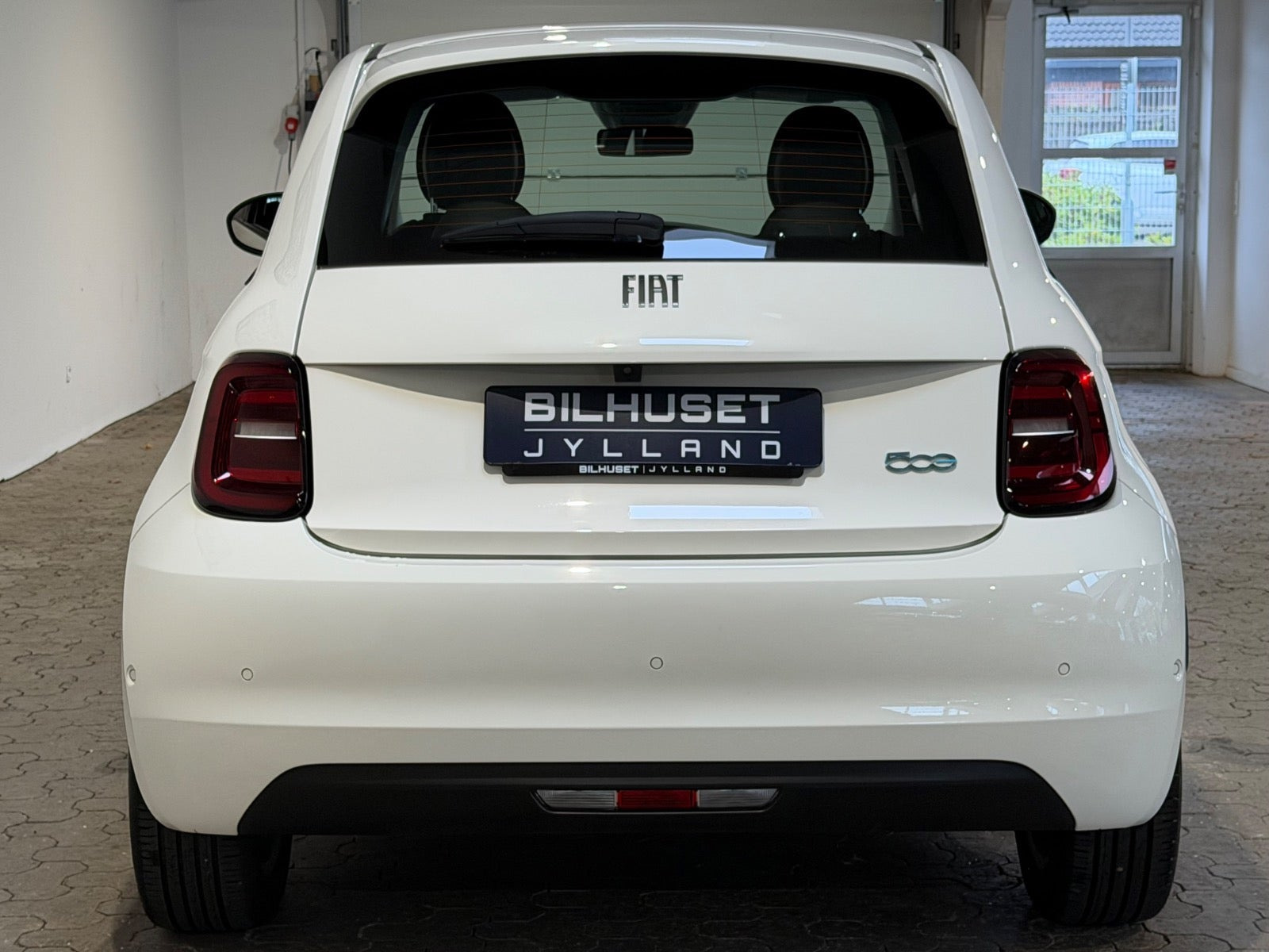 Hvid Fiat 500e fra 2024