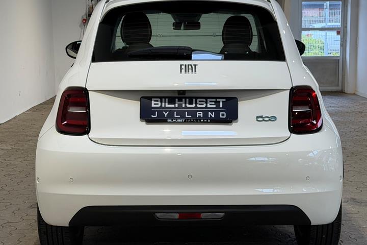 Hvid Fiat 500e fra 2024