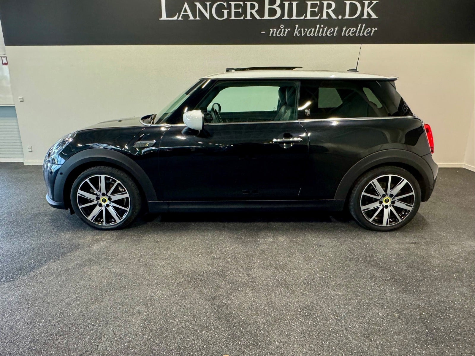 Sort Mini Cooper SE fra 2022