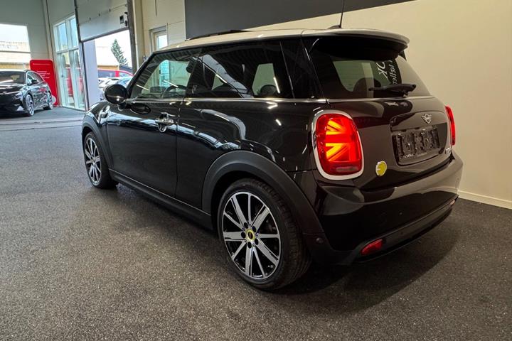 Sort Mini Cooper SE fra 2022