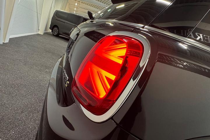 Sort Mini Cooper SE fra 2022