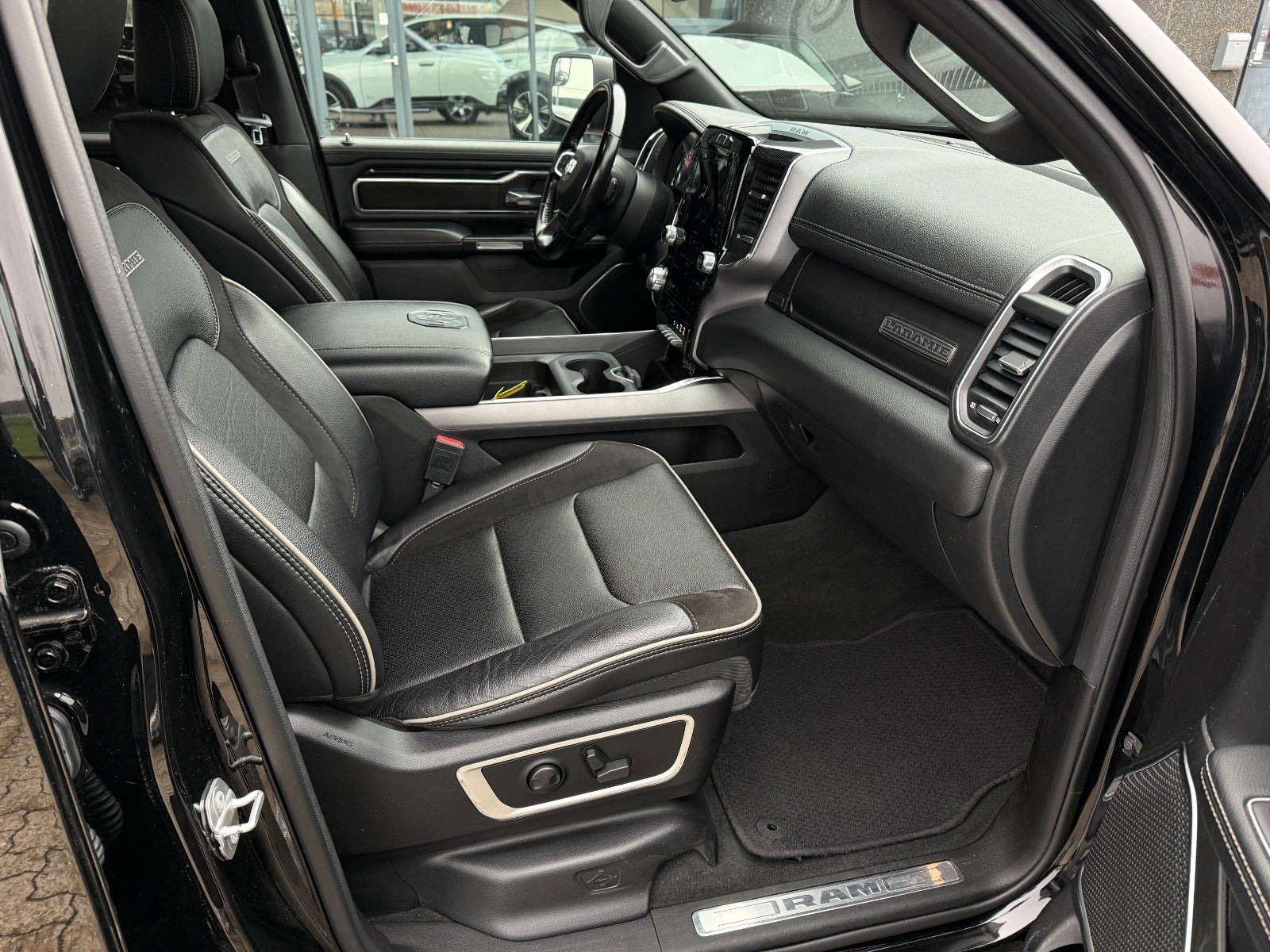 Sort Dodge RAM 1500 fra 2022