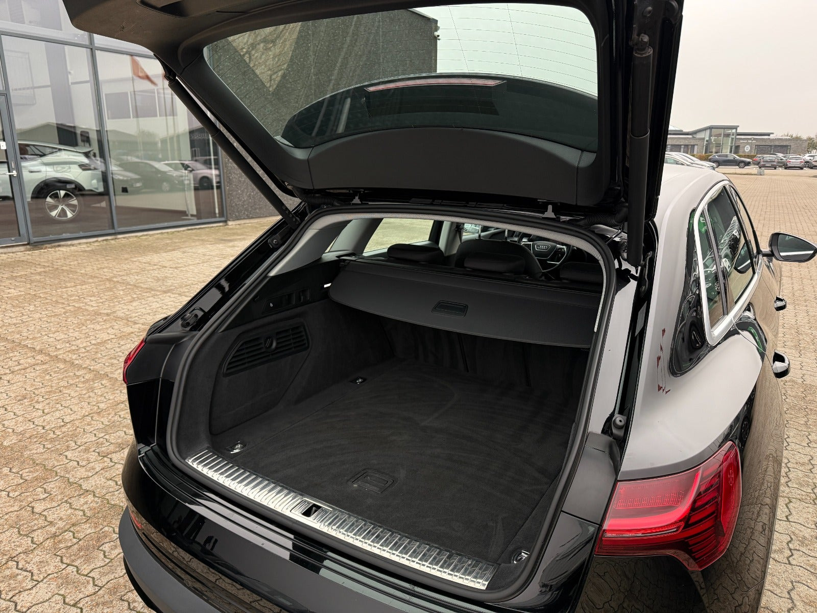 Sort Audi e-tron fra 2022