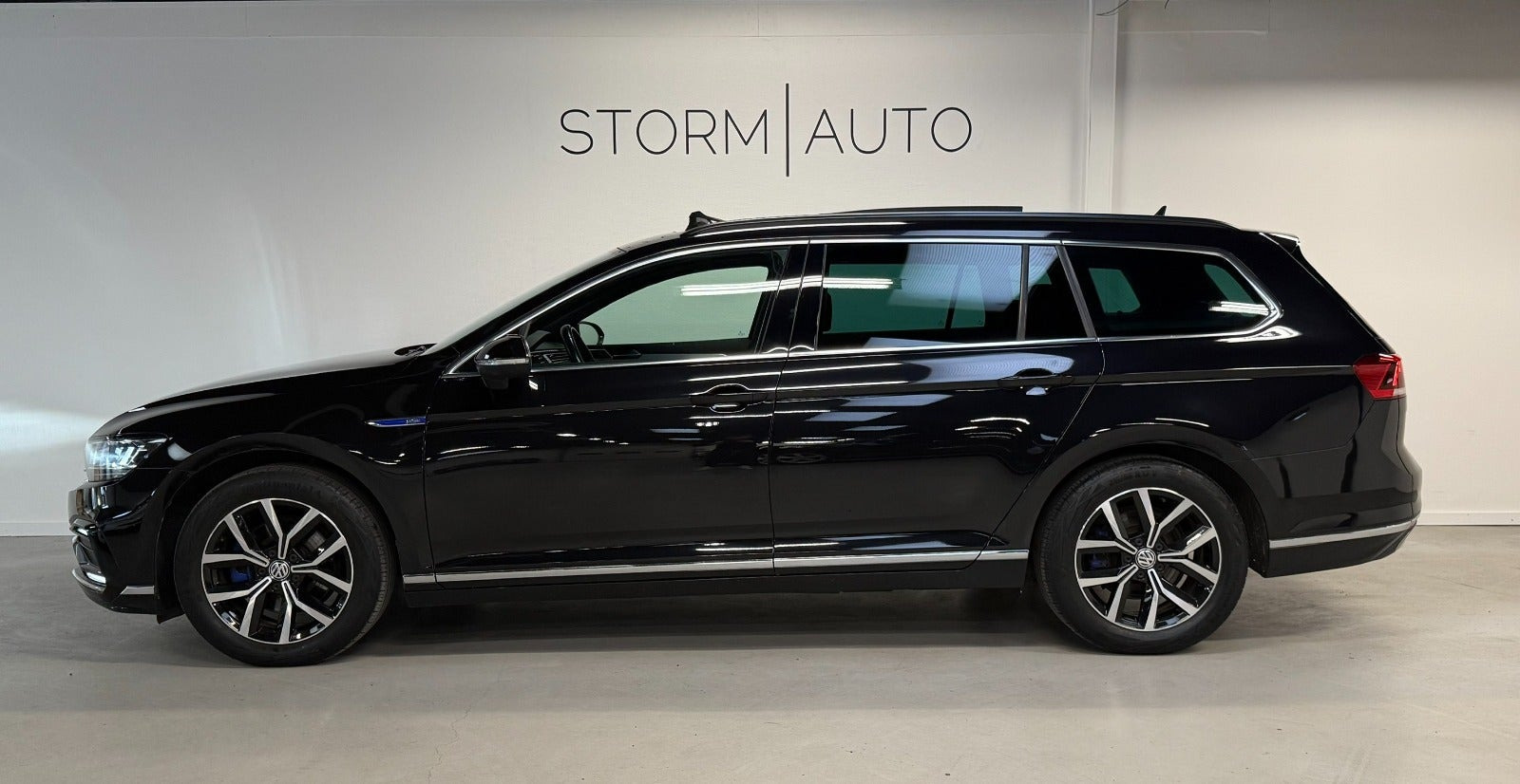 Sort VW Passat fra 2021