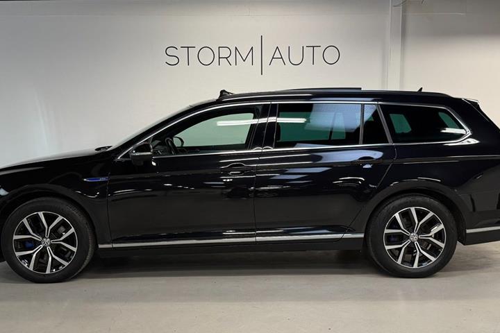 Sort VW Passat fra 2021