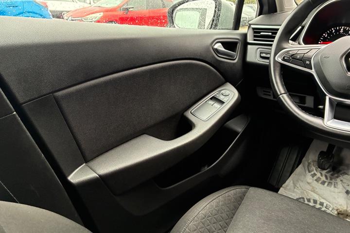Sølv Renault Clio V fra 2020