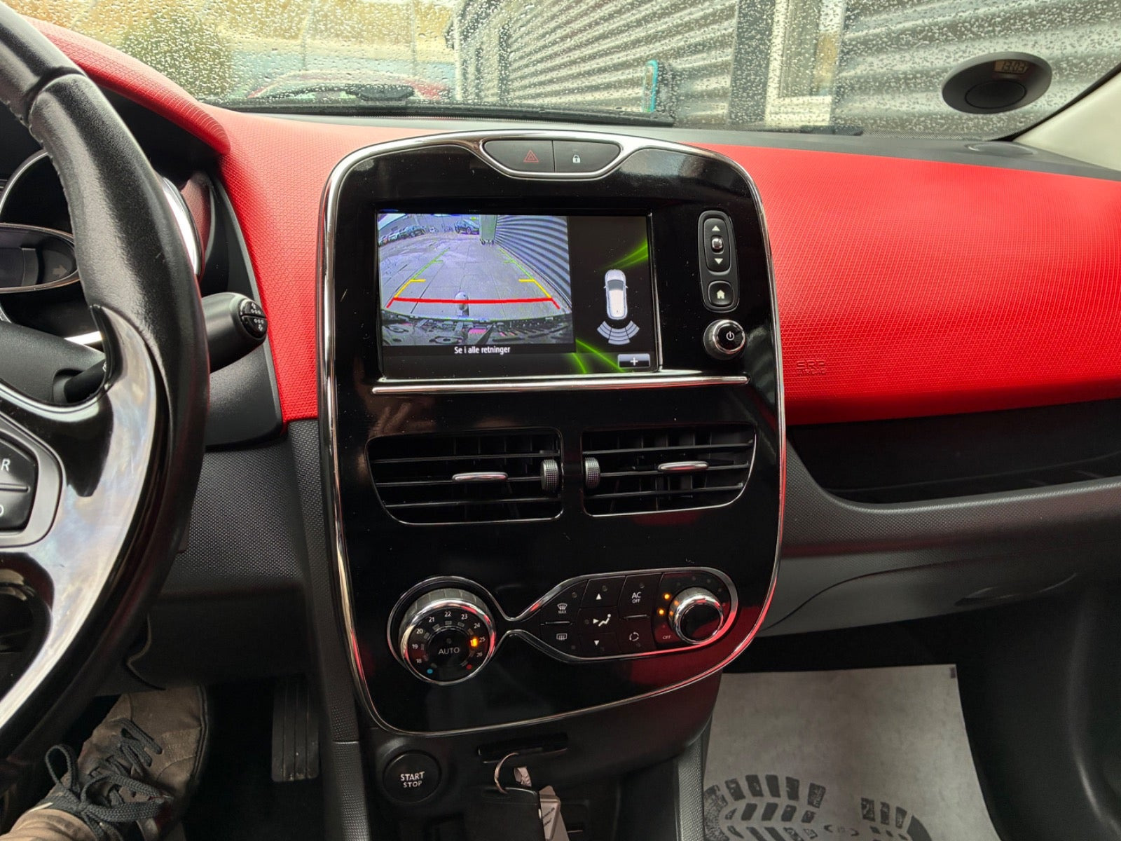 Orange Renault Clio IV fra 2014