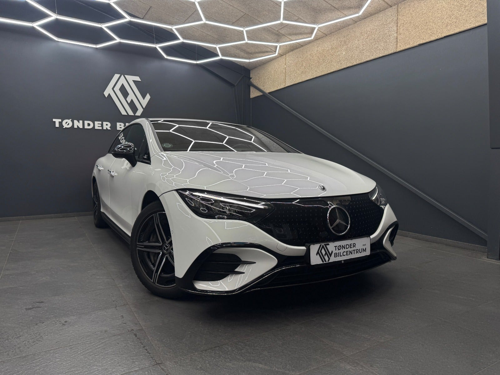 Hvid Mercedes EQE350 fra 2024