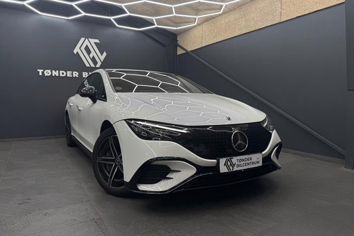 Hvid Mercedes EQE350 fra 2024