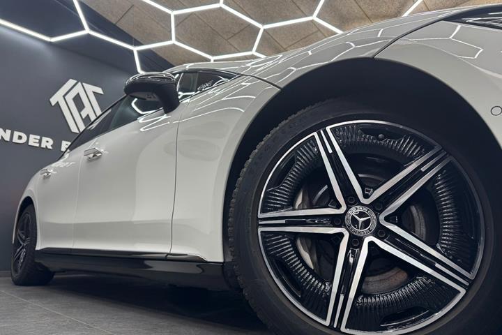 Hvid Mercedes EQE350 fra 2024