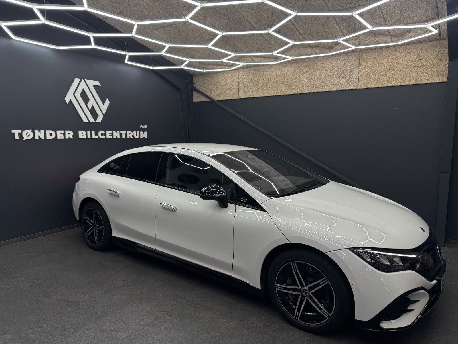 Hvid Mercedes EQE350 fra 2024