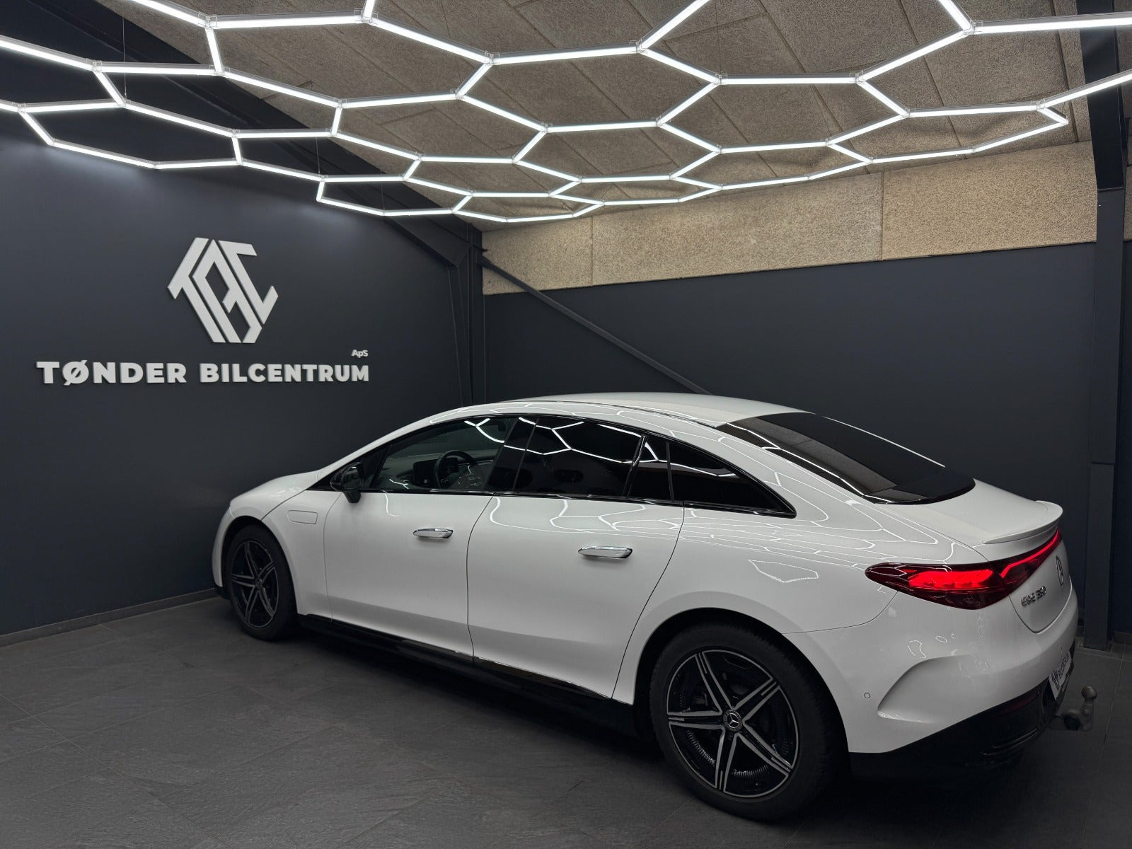 Hvid Mercedes EQE350 fra 2024