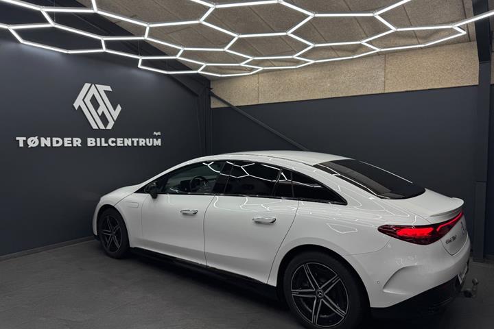 Hvid Mercedes EQE350 fra 2024