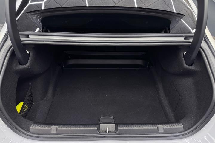 Hvid Mercedes EQE350 fra 2024