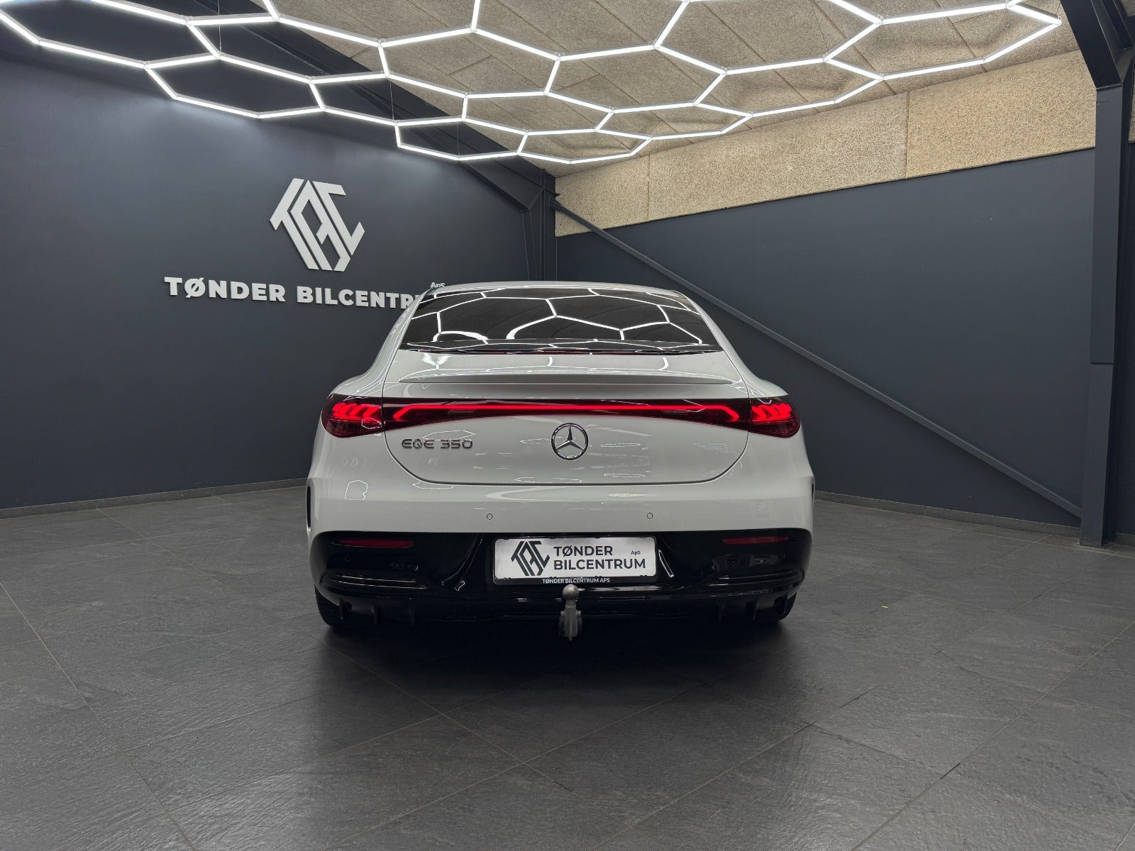 Hvid Mercedes EQE350 fra 2024