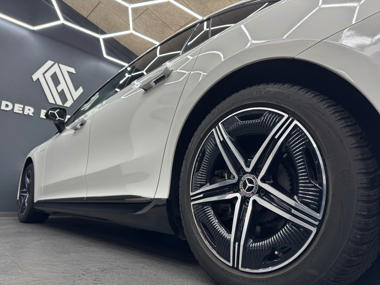Hvid Mercedes EQE350 fra 2024