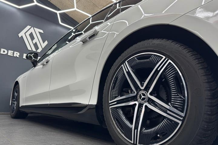 Hvid Mercedes EQE350 fra 2024