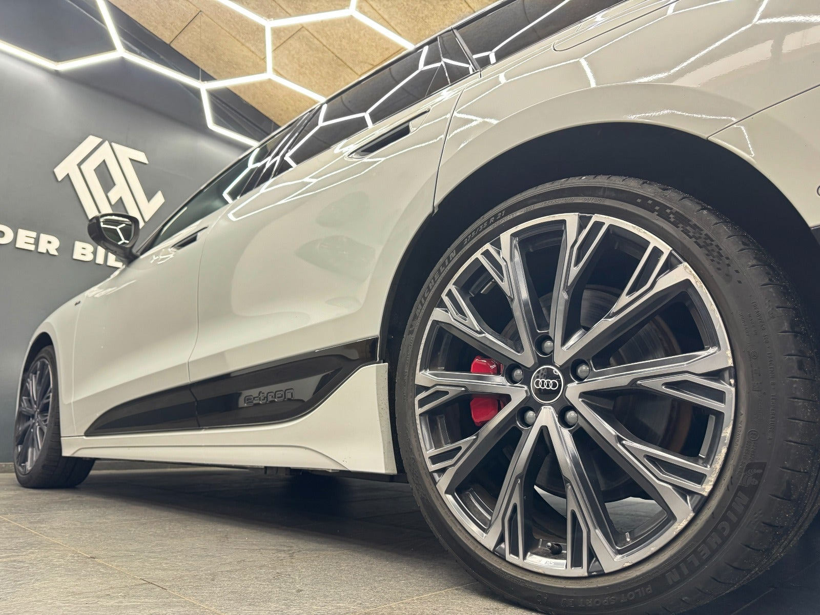 Hvid Audi A6 e-tron fra 2025