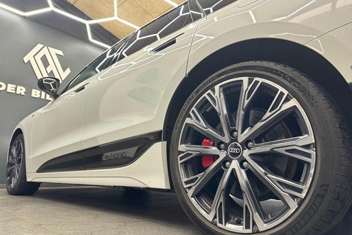 Hvid Audi A6 e-tron fra 2025