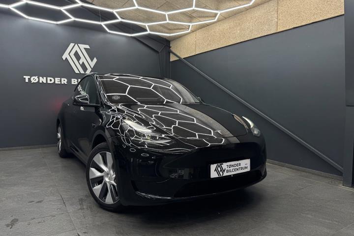 Sort Tesla Model Y fra 2023
