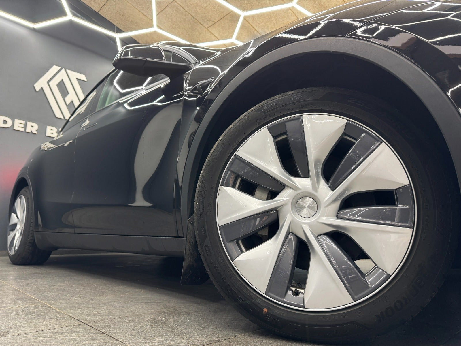 Sort Tesla Model Y fra 2023
