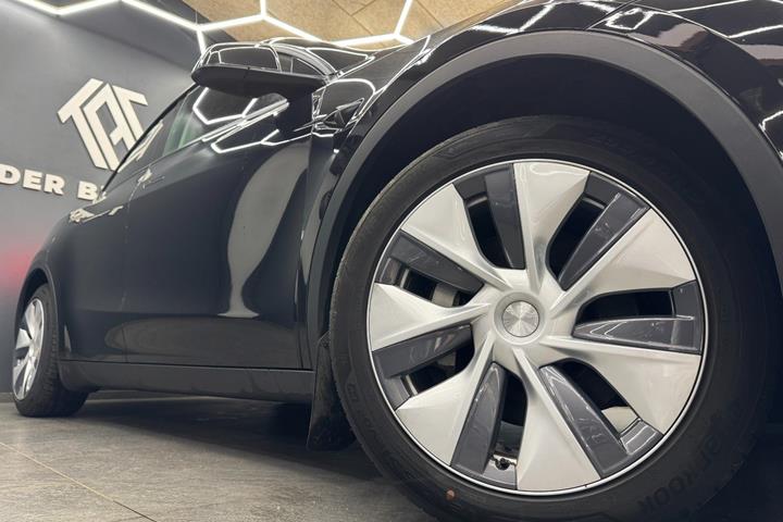 Sort Tesla Model Y fra 2023