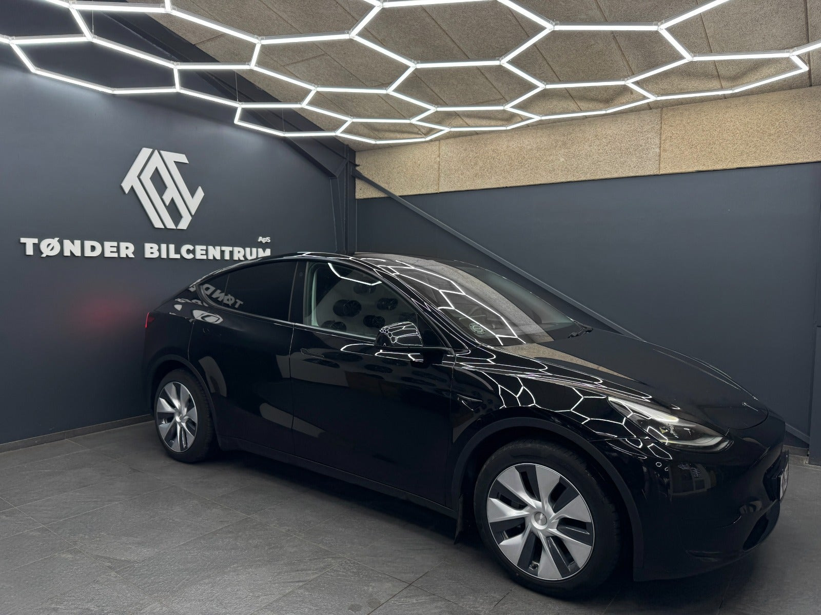 Sort Tesla Model Y fra 2023