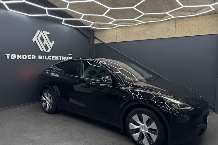 Sort Tesla Model Y fra 2023
